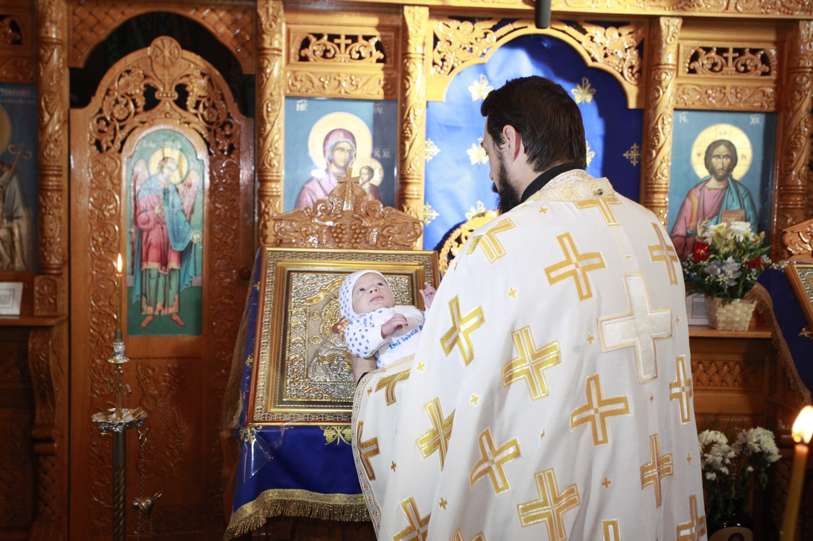 FOTO-REPORTAJ: Abandonat de mamă, s-a ales cu zeci de părinți spirituali. Bebelușul lăsat în ger a fost botezat