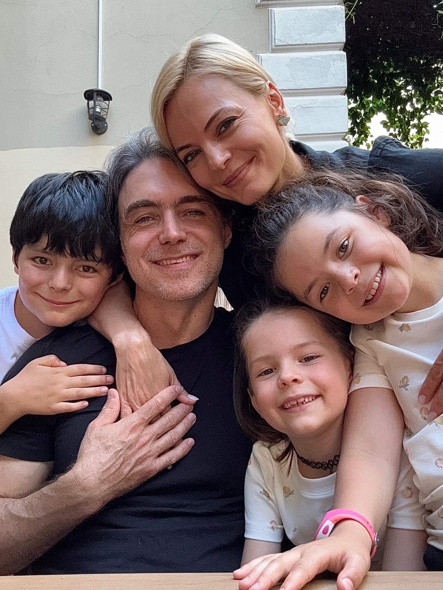 Imagine rară cu Lavinia Petrea alături de soțul ei, procurorul Romulus Varga, și de cei trei copii. Fanii au reacționat: „O familie frumoasă”
