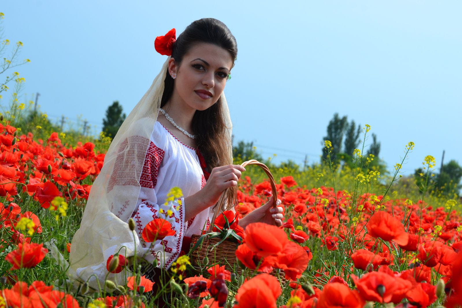 REPORTAJ / Maria, fata de preot cu 10 pe linie, care uimește prin performanțele școlare, dar și prin frumusețe - FOTO