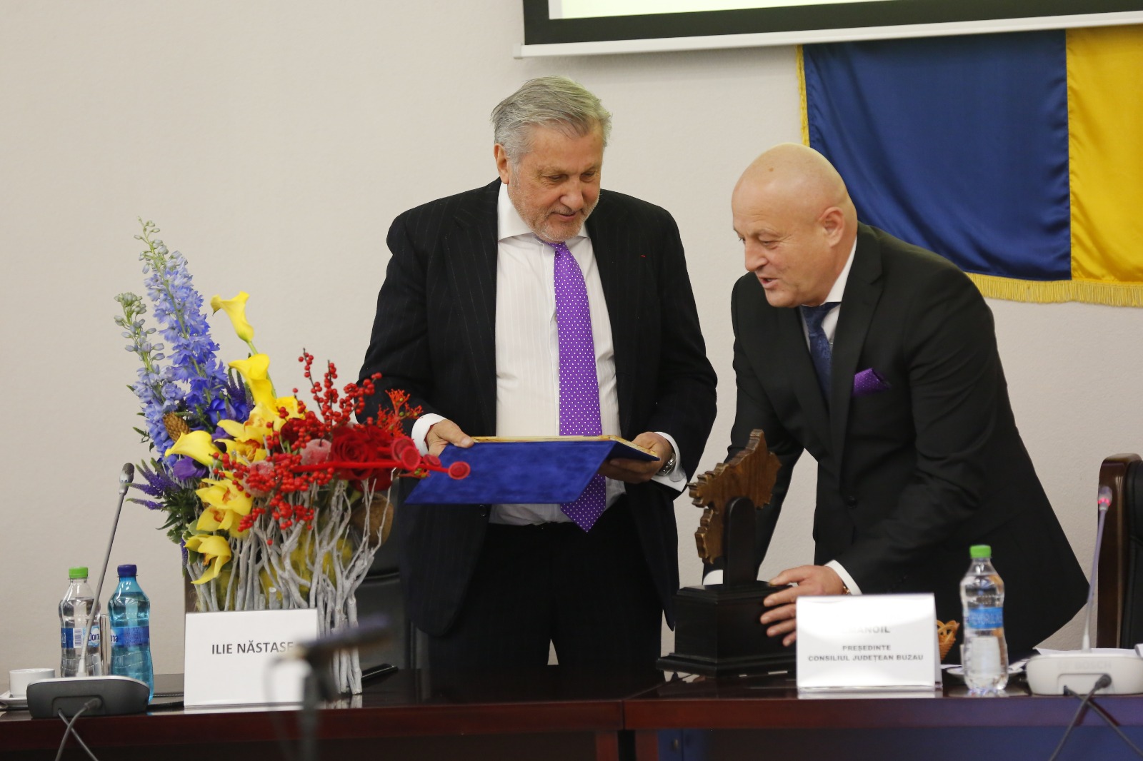 GALERIE FOTO/ Valeriu Argăseală a izbucnit în plâns când a primit placheta de cetățean de onoare al Buzăului. Aceeași distincție a primit-o și Ilie Năstase