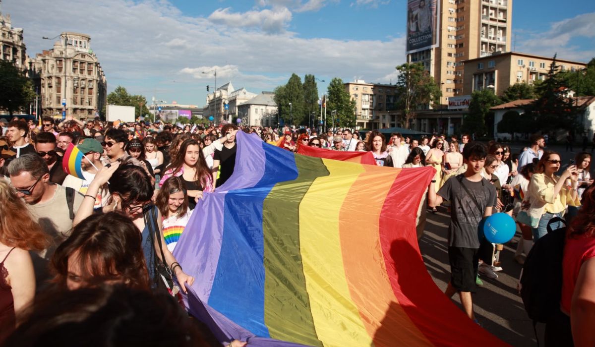 Marșul Bucharest Pride 2026: zeci de mii de oameni cer drepturi egale pentru comunitatea LGBT+ și parteneriat civil pe Calea Victoriei