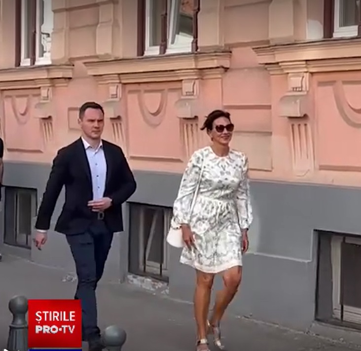 Ținuta purtată de Carmen Iohannis la vizita oficială în Germania alături de Klaus Iohannis. A ales un creator de modă român