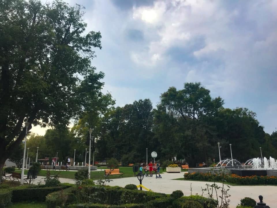 Apocalipsa din Parcul Tei: complexul de distracții abandonat, bănci vandalizate, munți de gunoaie, pontoane devastate. Pericol iminent de tragedii!