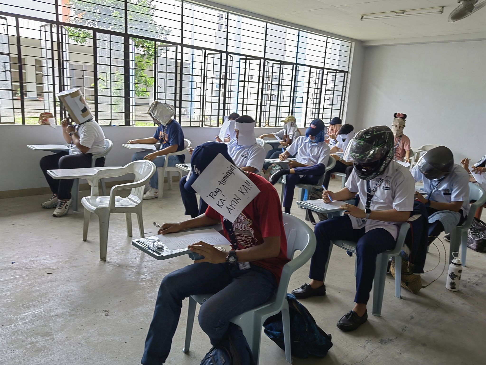 FOTO. „Pălăriile anticopiat” ale unor studenţi din Filipine au devenit virale pe reţelele de socializare