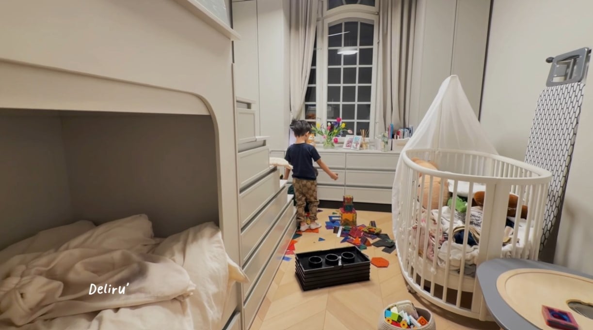 Imagini cu casa din București în care locuiește Alina Ceușan. Sora ei s-a ocupat de design și doar în reviste mai vezi așa ceva