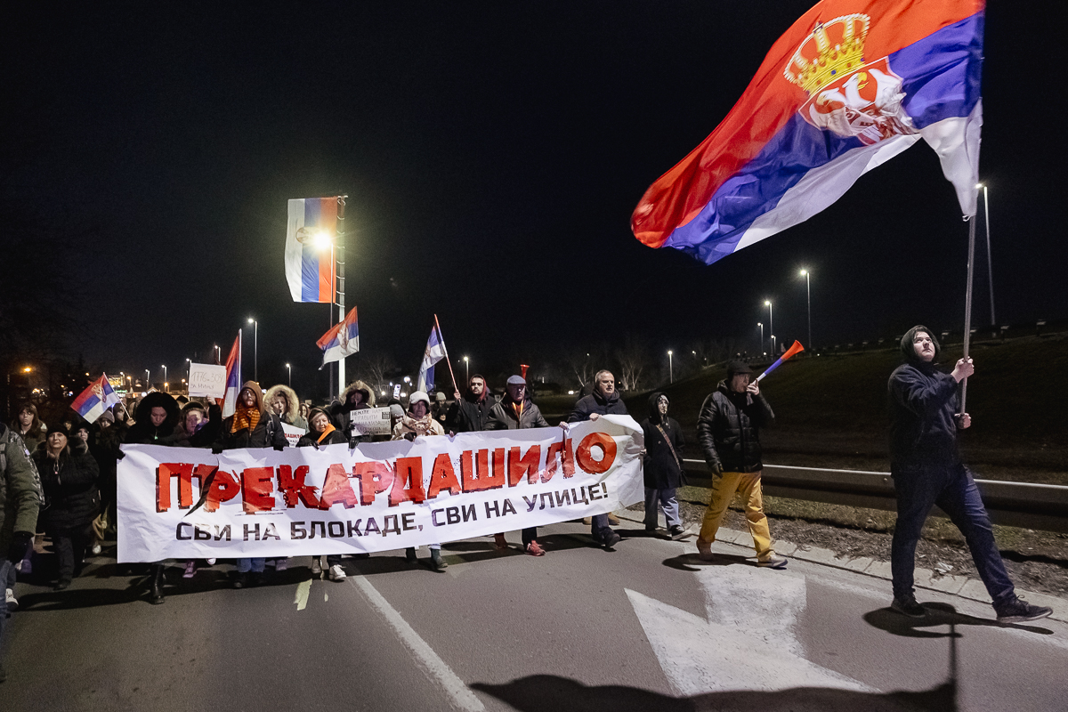 Blocadă pe un mare pod peste Dunăre din Belgrad. De aproape 4 luni, sârbii strigă „Corupția ucide!” | Video/Fotogalerie