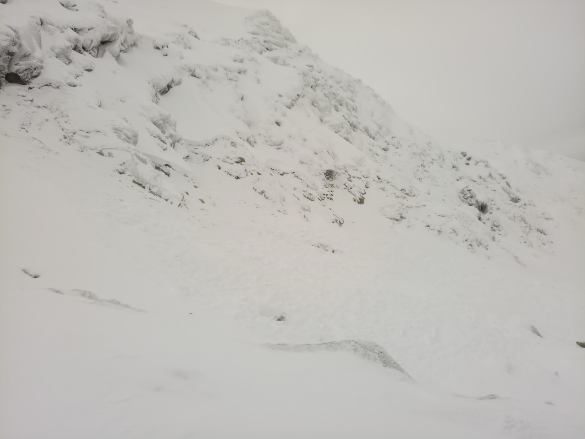 Intervenție dificilă în Sibiu. Doi schiori, prinși într-o avalanșă în Valea Doamnei