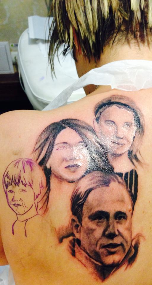 GALERIE FOTO / SENZAŢIONAL! Prodanca şi-a tatuat toată familia pe spate