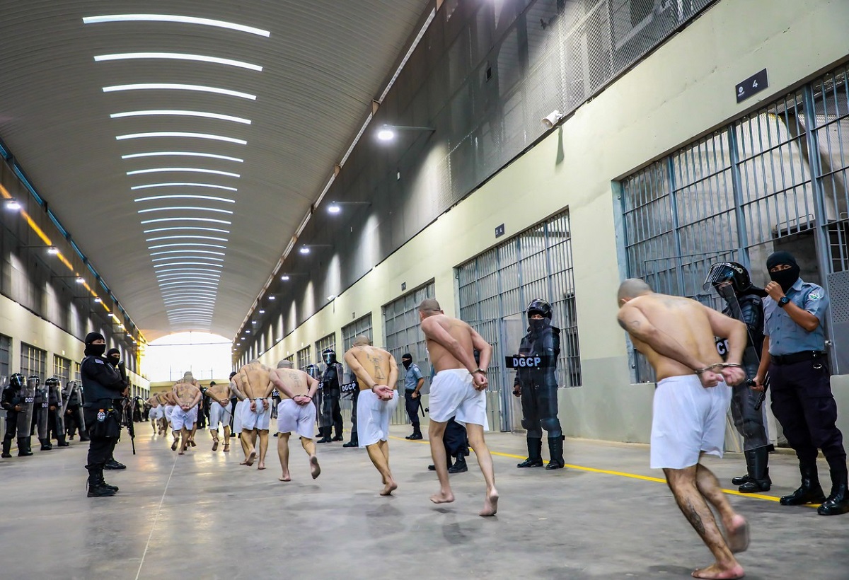 Mii de membri ai bandelor au fost mutați într-o nouă „megaînchisoare”, cea mai mare din America, după ce au fost capturați în El Salvador
