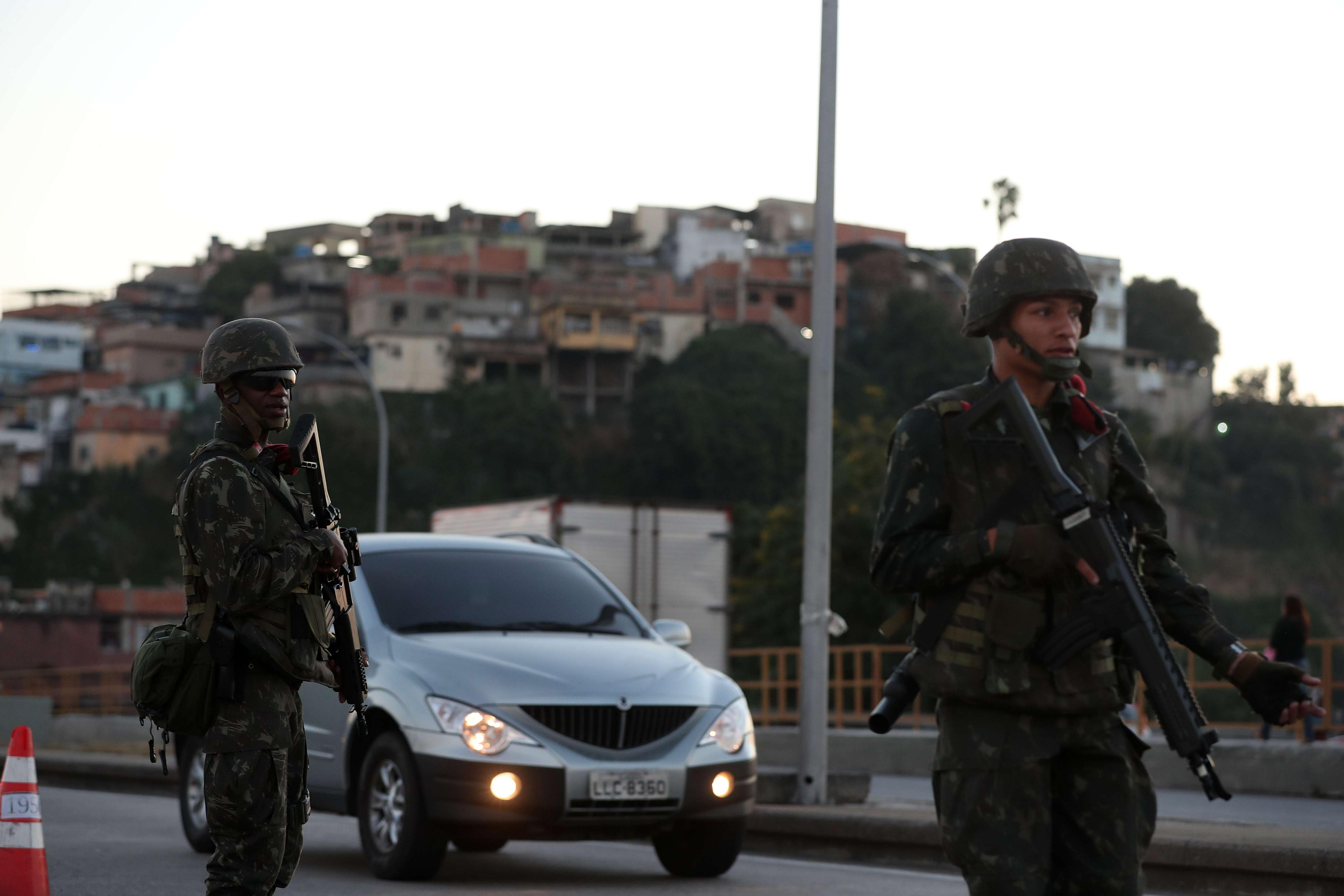 VIDEO| Peste 5.000 de soldați brazilieni au intrat în favelele din Rio pe fondul violențelor izbucnite aici