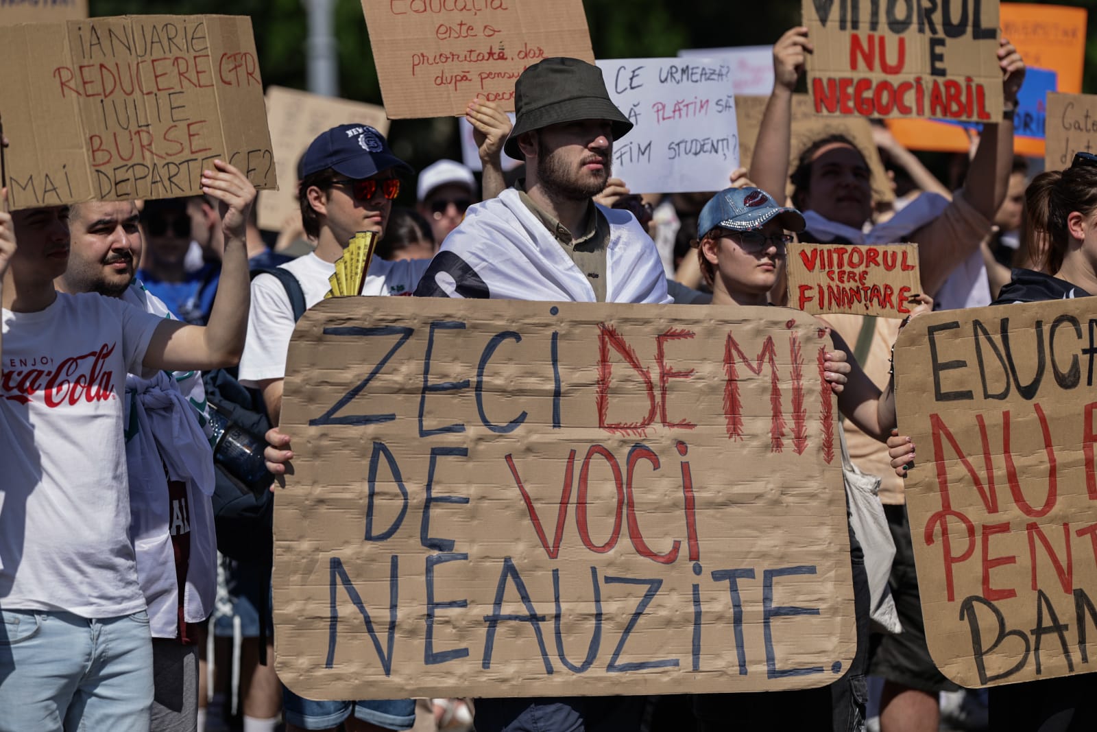 Studenții din toată țara protestează față de reducerea burselor: „Nu vă atingeți de burse!”