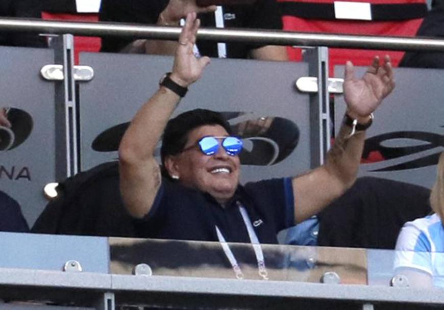 Reacțiile lui Diego Maradona din timpul meciului Franța - Argentina 4-3. La final, a pus tunurile pe selecționer / GALERIE FOTO