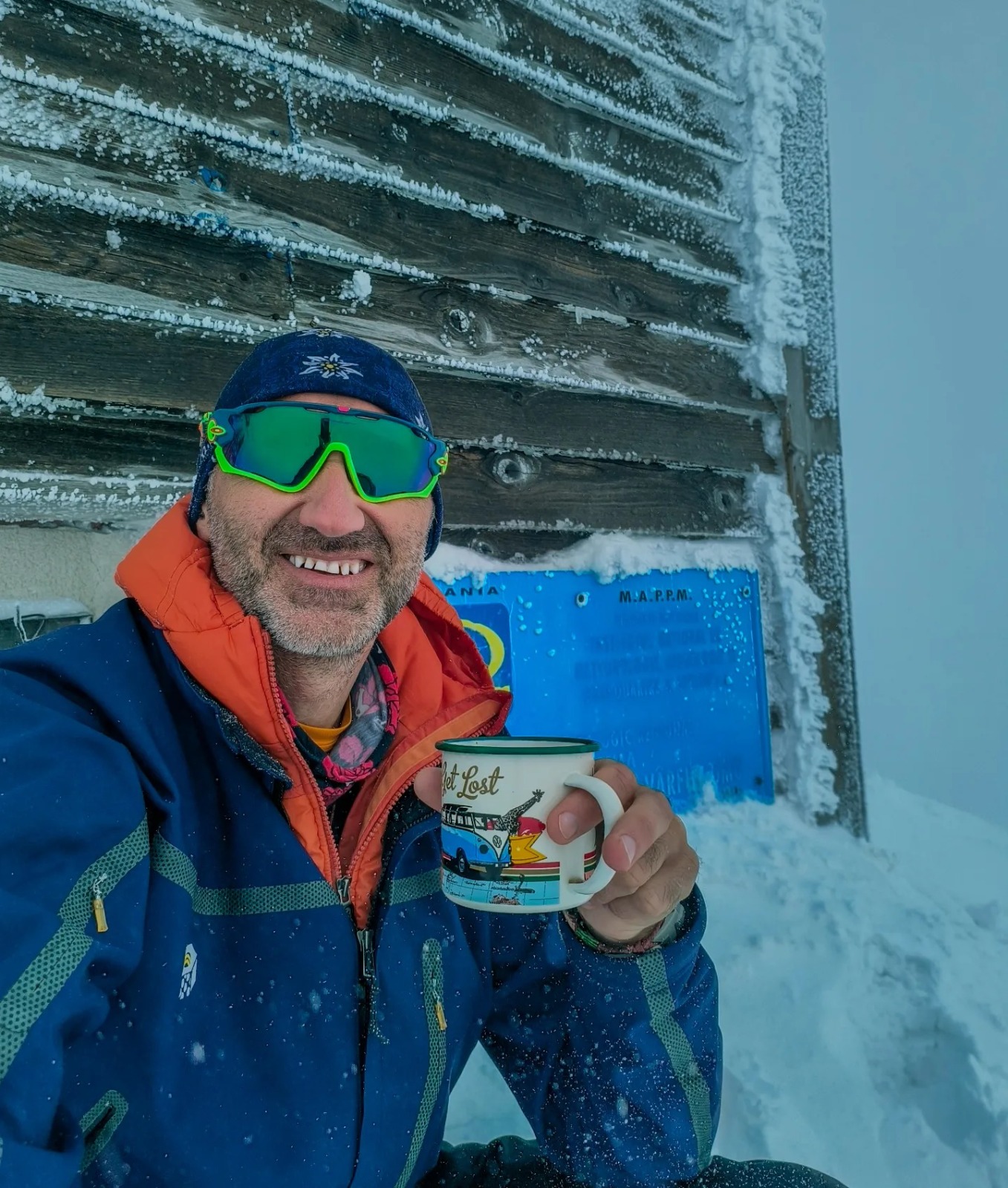 Sergiu Olteanu, meteorologul care trăiește la 2.500 de metri altitudine: „Când apare vântul, chiar și 10-20 de kilometri/oră, e gata”. Regulile cele mai importante iarna, pe munte