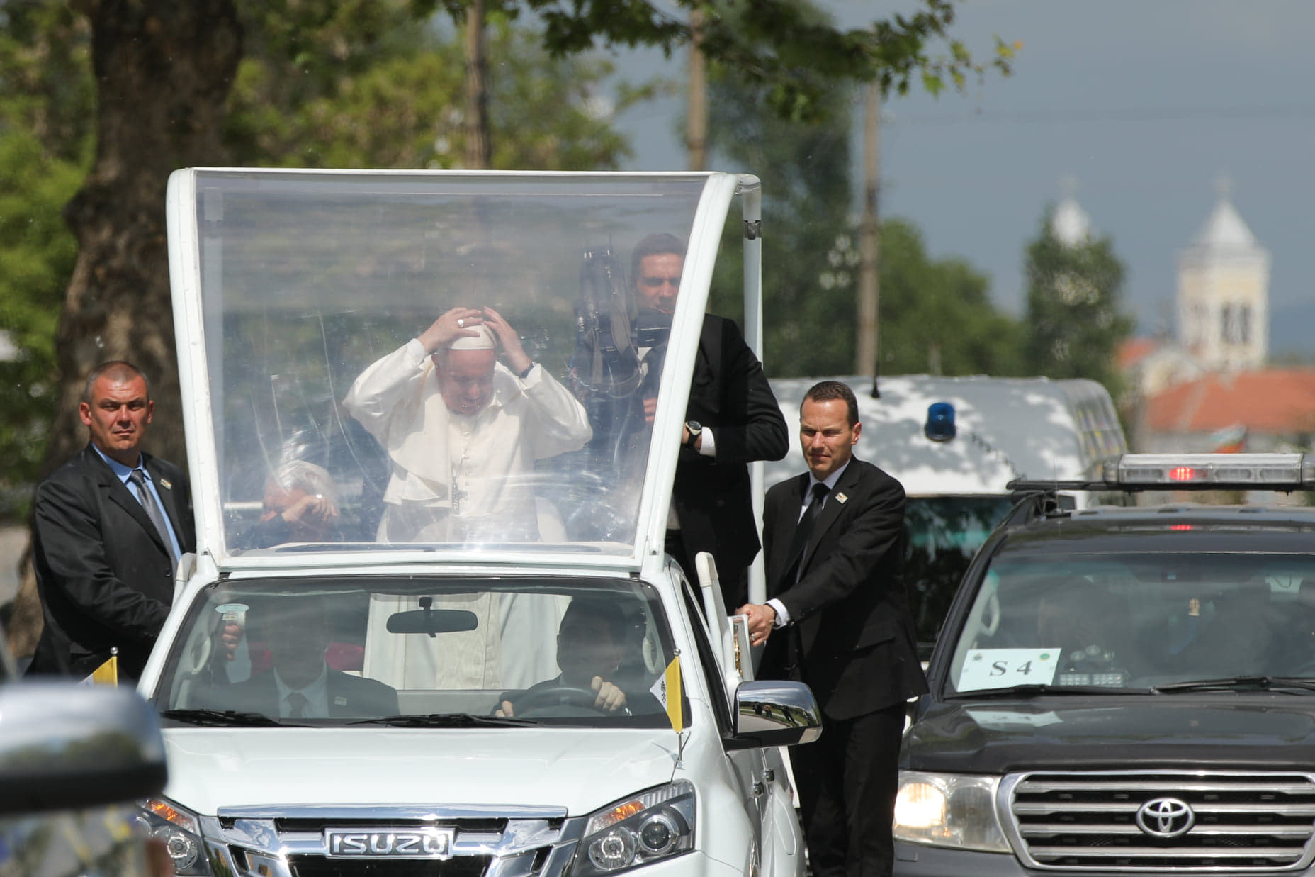 CORESPONDENȚĂ DIN BULGARIA/ Reporterii Libertatea l-au văzut pe Papa Francisc în vizita din Bulgaria și știu secretul unui salut sincer din papamobil. „San Lorenzo” a adus un zâmbet larg