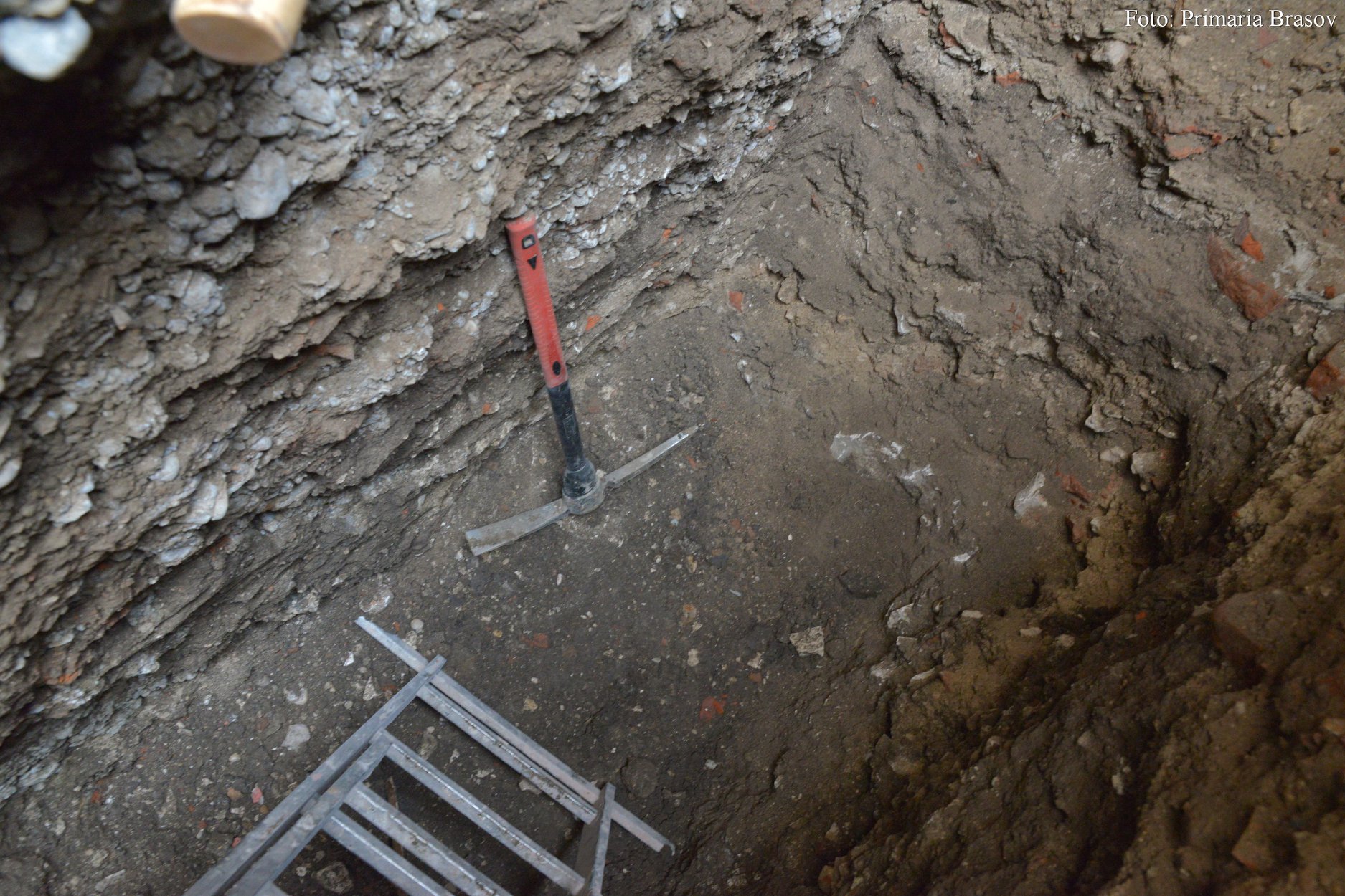 Mai multe oseminte găsite la un liceu din Brașov au dat peste cap lucrările de renovare