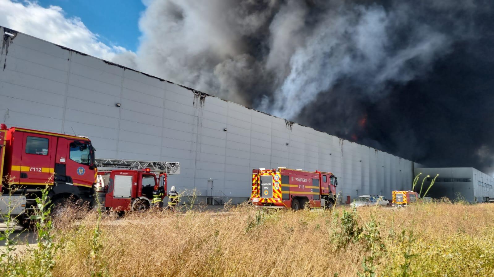 Incendiu puternic la un centru de logistică de pe Autostrada 1, a fost emis mesaj Ro-Alert. Norii uriași de fum se văd de la câțiva kilometri