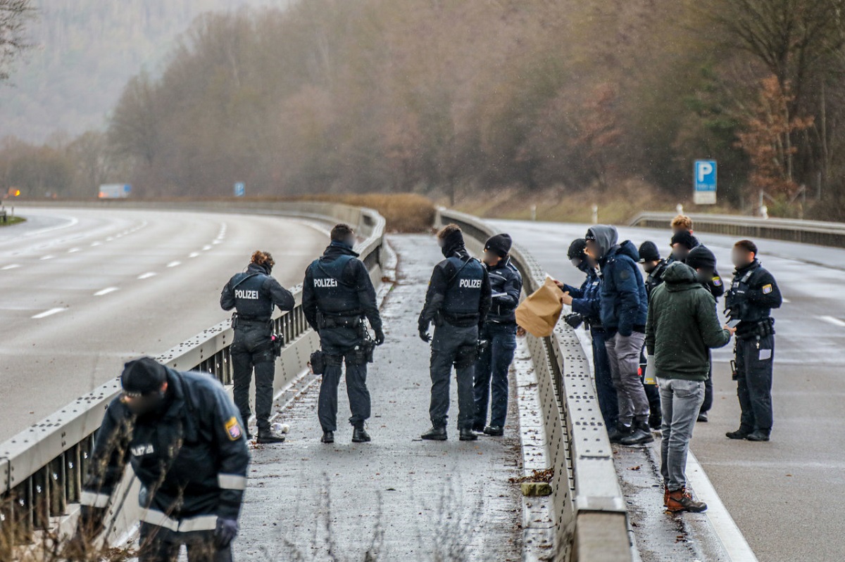 Șofer de TIR căutat de poliție după ce a tras în alt camionagiu care-l depășea pe autostradă, în Germania: „Un Mercedes Actros albastru”