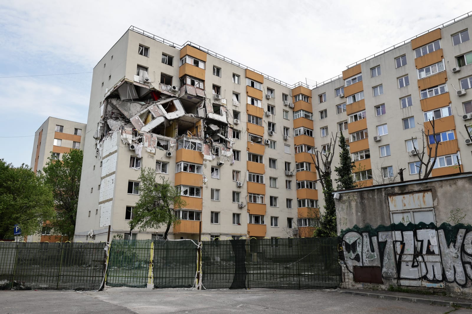Locatarii blocului care a explodat în Rahova acum 6 luni sunt disperați: „Nimeni nu ne ajută. Venim ca proștii pe aici, ne uităm și plecăm”