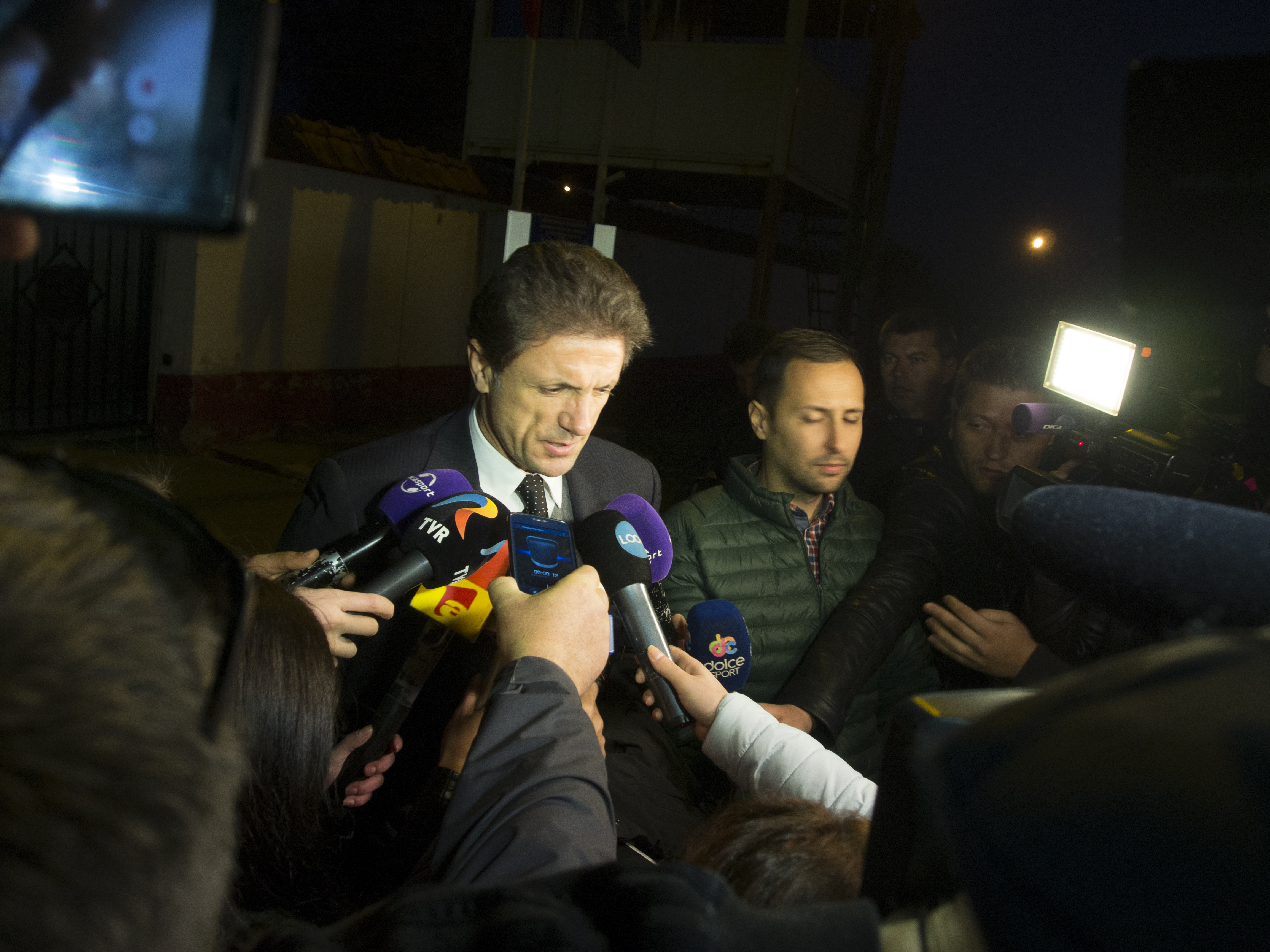 GICĂ POPESCU ESTE LIBER! Primele declarații ale fostului căpitan al naționalei: ”A fost cea mai grea perioadă din viața mea. Primul lucru pe care îl voi face, voi merge la mormântul tatălui meu!”. Judecătorii de la Tribunalul Ilfov au decis astăzi că fostul internațional merită să fie eliberat condiționat. “Baciul” a fost așteptat de soție și de cei doi copii, la ieșirea din Penitenciarul Jilava / GALERIE FOTO & VIDEO