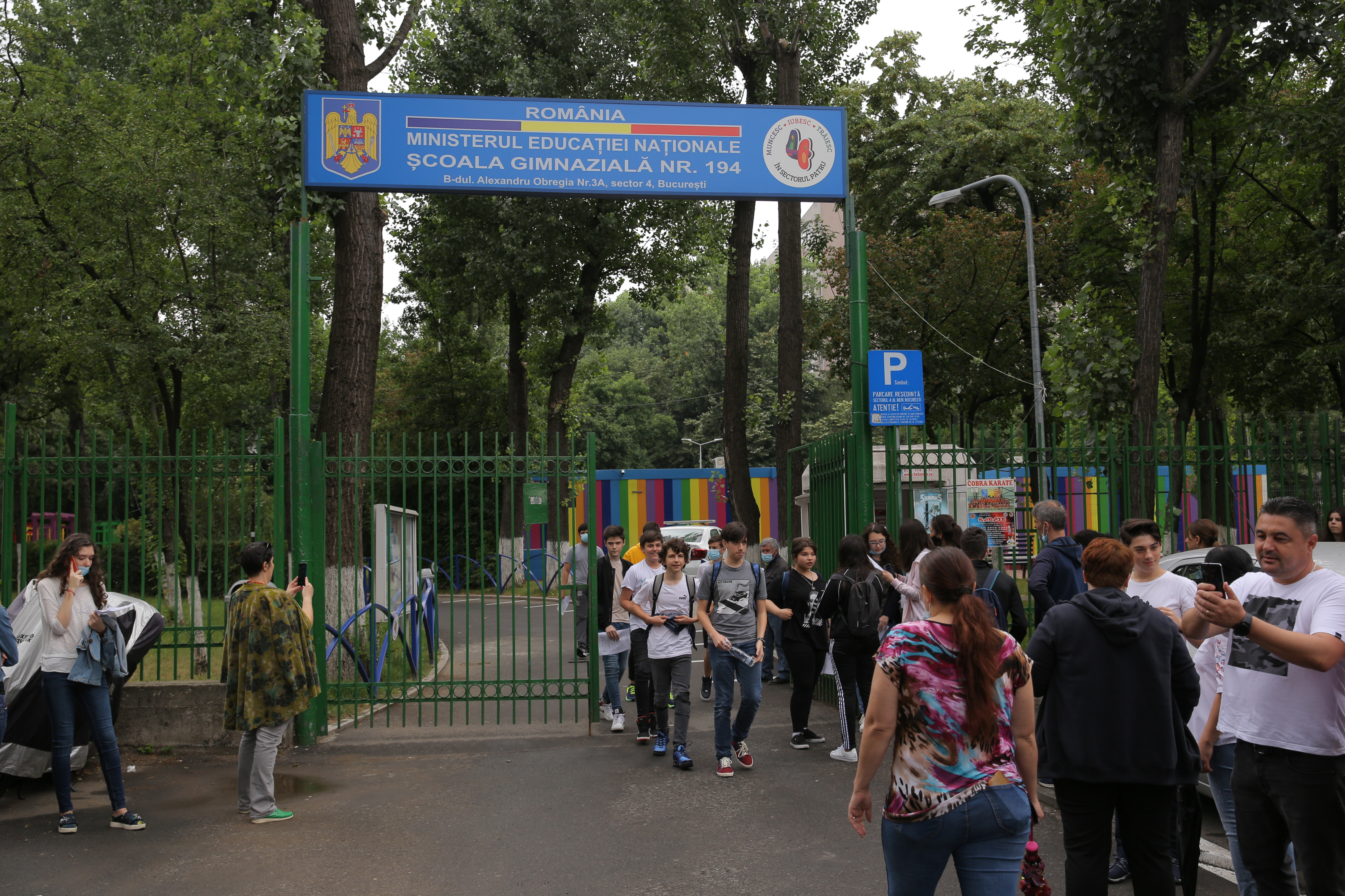 Evaluarea Națională | Testarea la română, emoții mai mari pentru părinți decât pentru copii: ”A fost ușor, mă aștept la notă mare”