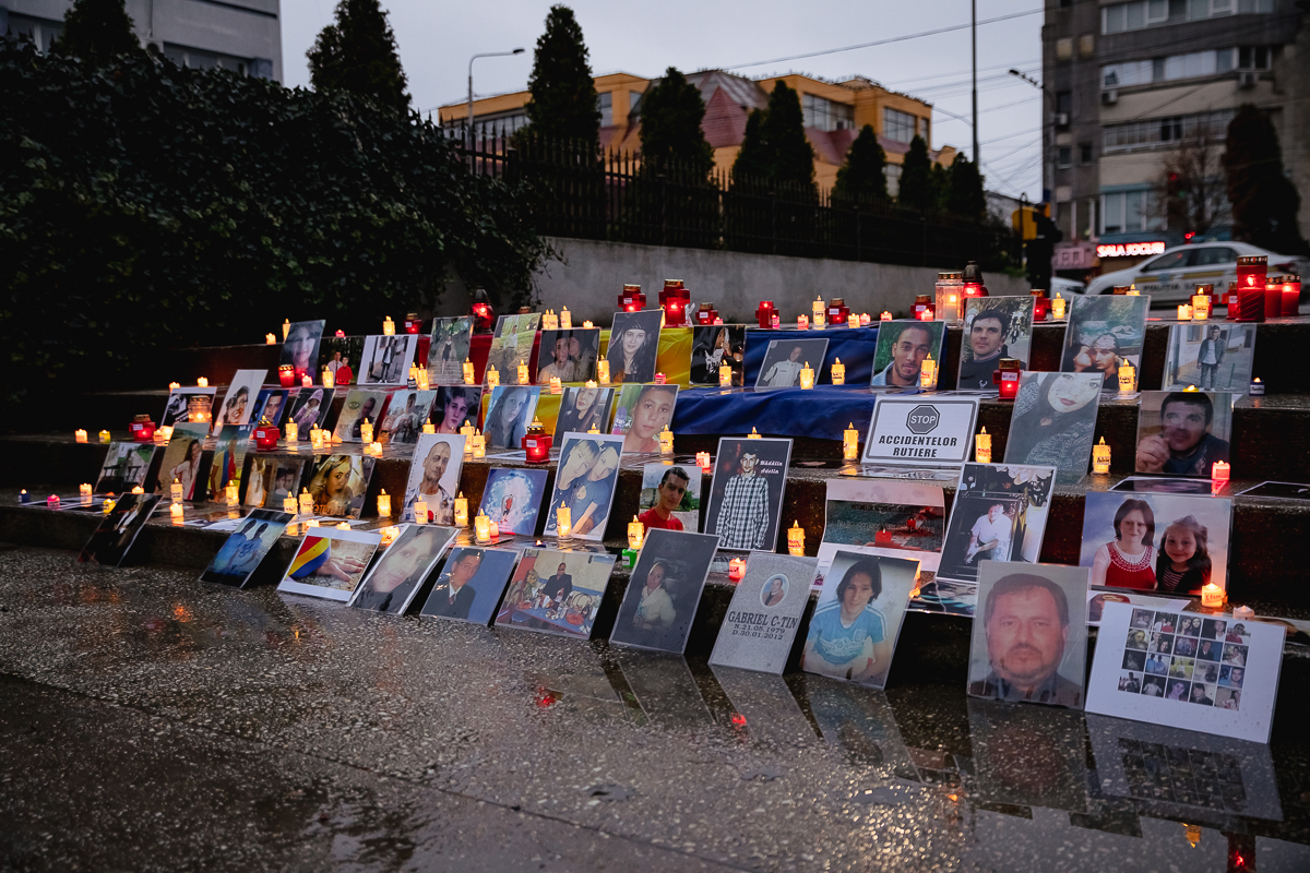 REPORTAJ. Victimele accidentelor auto au fost comemorate, la Bârlad, cu preot şi poliţişti: „Să nu mai avem asfalt însângerat!”