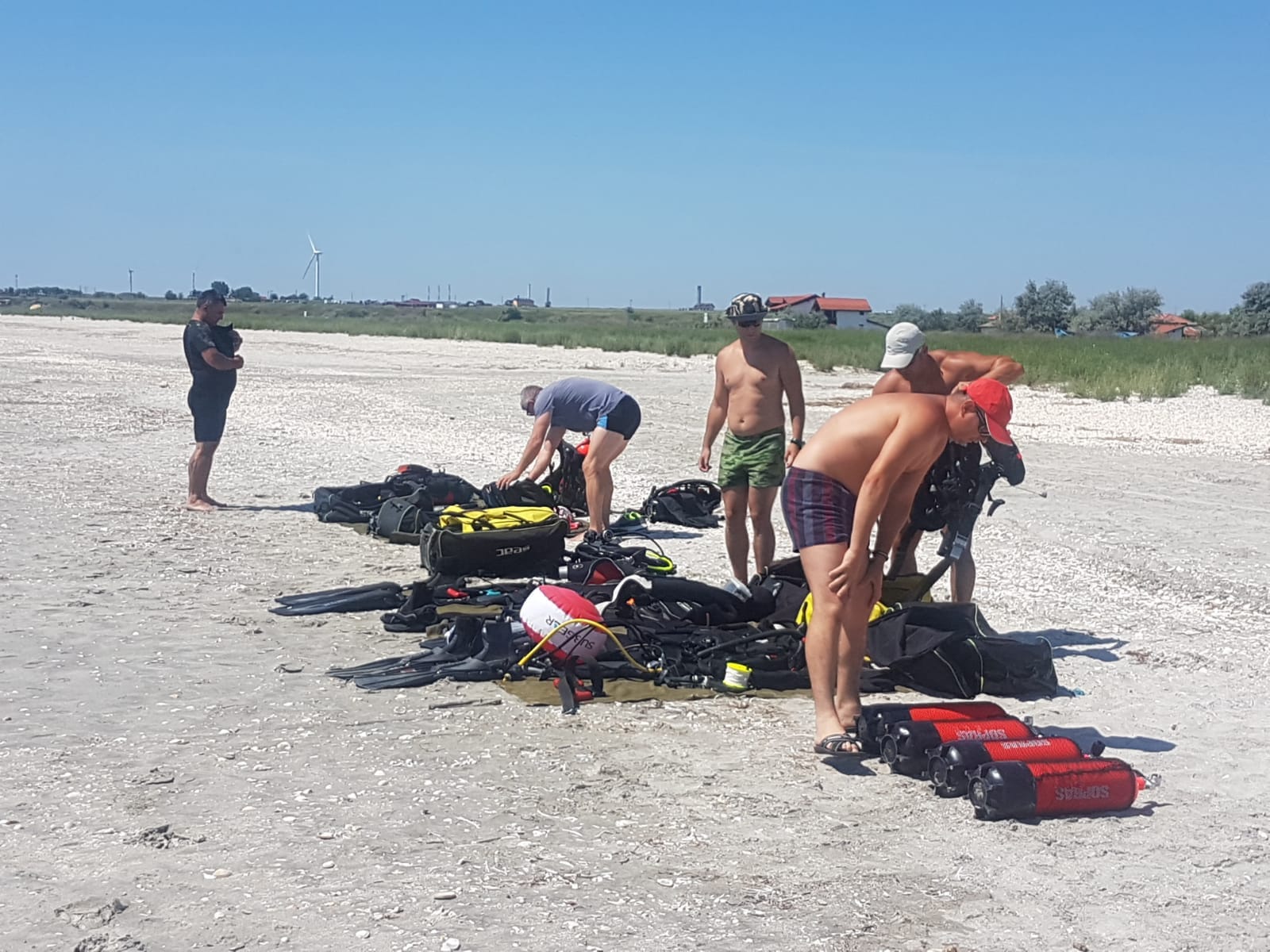 Douăzeci și cinci de scafandri îl caută de șase ore pe copilul dispărut în mare, la Corbu. Adolescentul fusese părăsit la naștere/ FOTO&VIDEO