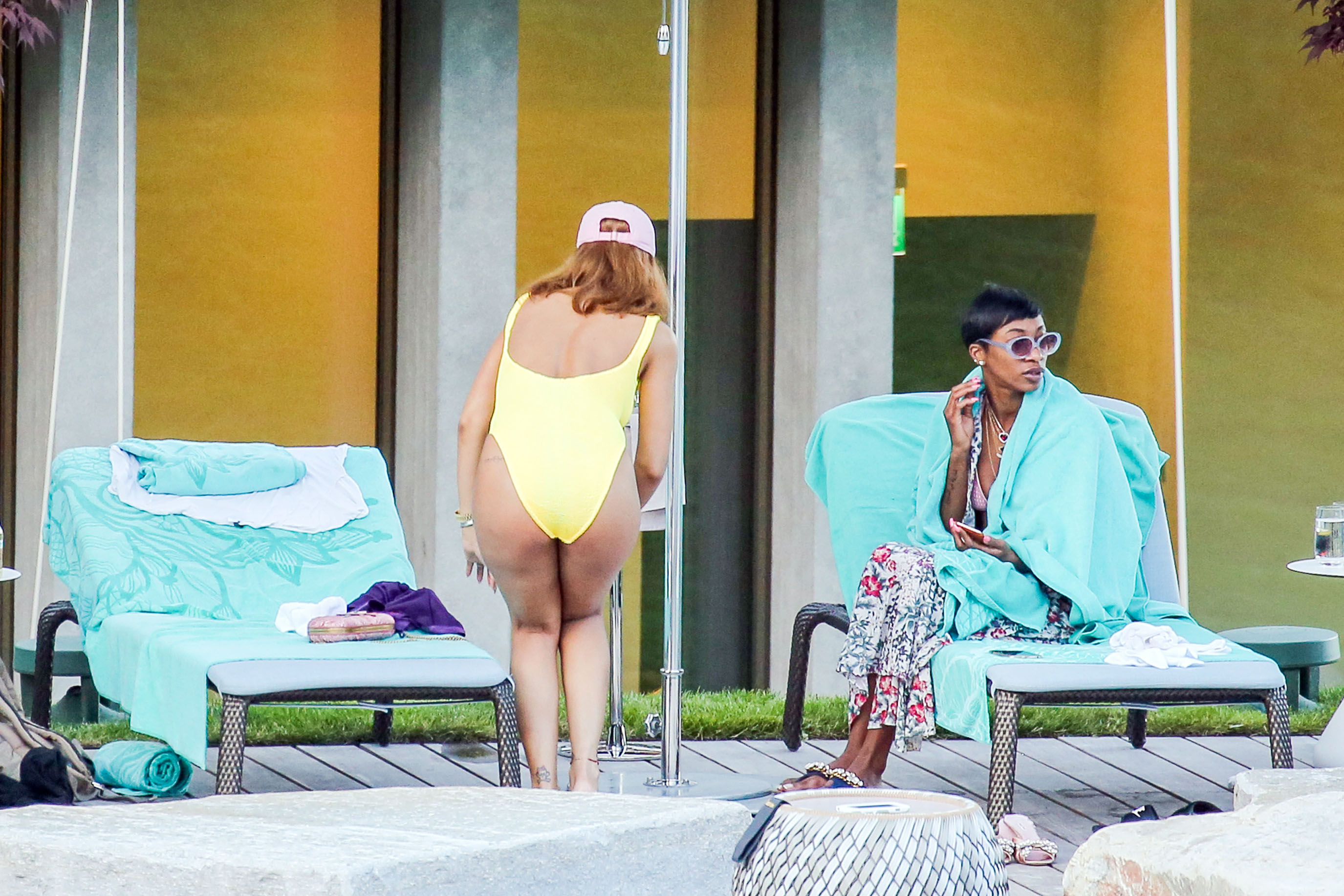 Rihanna, distracție la piscină înainte de concertul din București