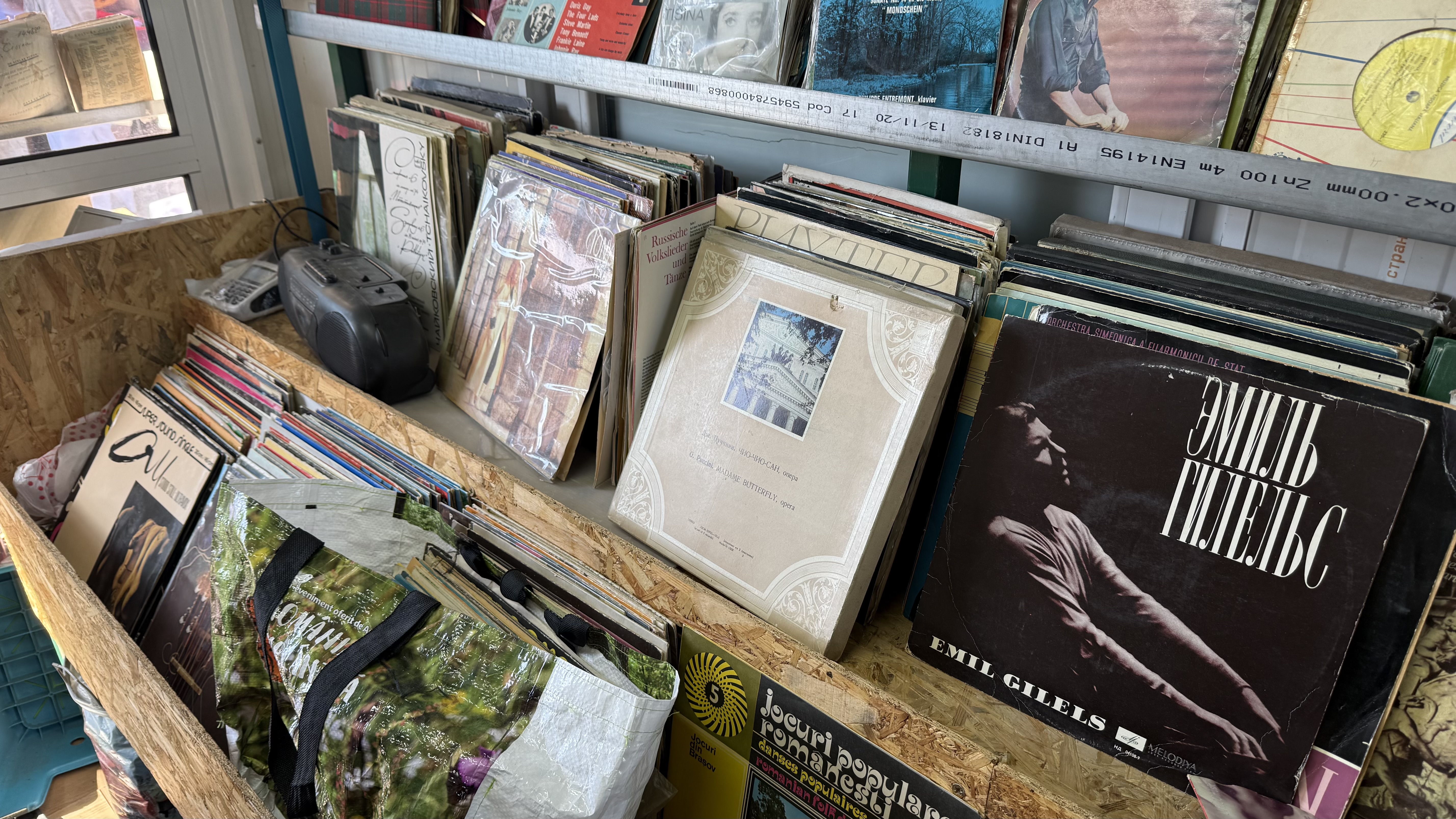 Cum ajung viniluri de zeci de ani să valoreze sute de lei în târgul de vechituri din București: „Uite, frate, ăsta e original Electrecord!”