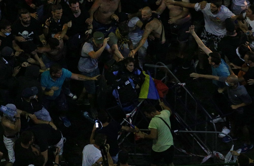 Doi jandarmi au fost luați la bătaie de protestatari. O femeie a cazut pradă furiei manifestanților