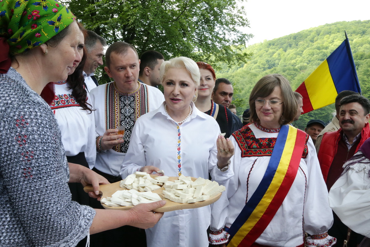 FOTO | Premierul Viorica Dăncilă a mers la Festivalul Sâmbra Oilor. Reacţie la protestele din ultimele zile: "Adevăraţii români sunt oameni care îşi bazează atitudinea pe argumente"