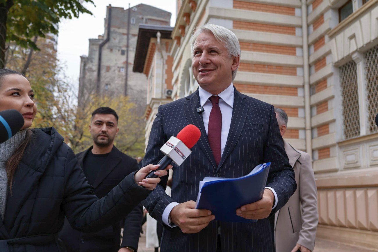 Eugen Orlando Teodorovici şi-a depus candidatura la Primăria București. A susținut că parcarea va costa un leu pe oră dacă va fi ales