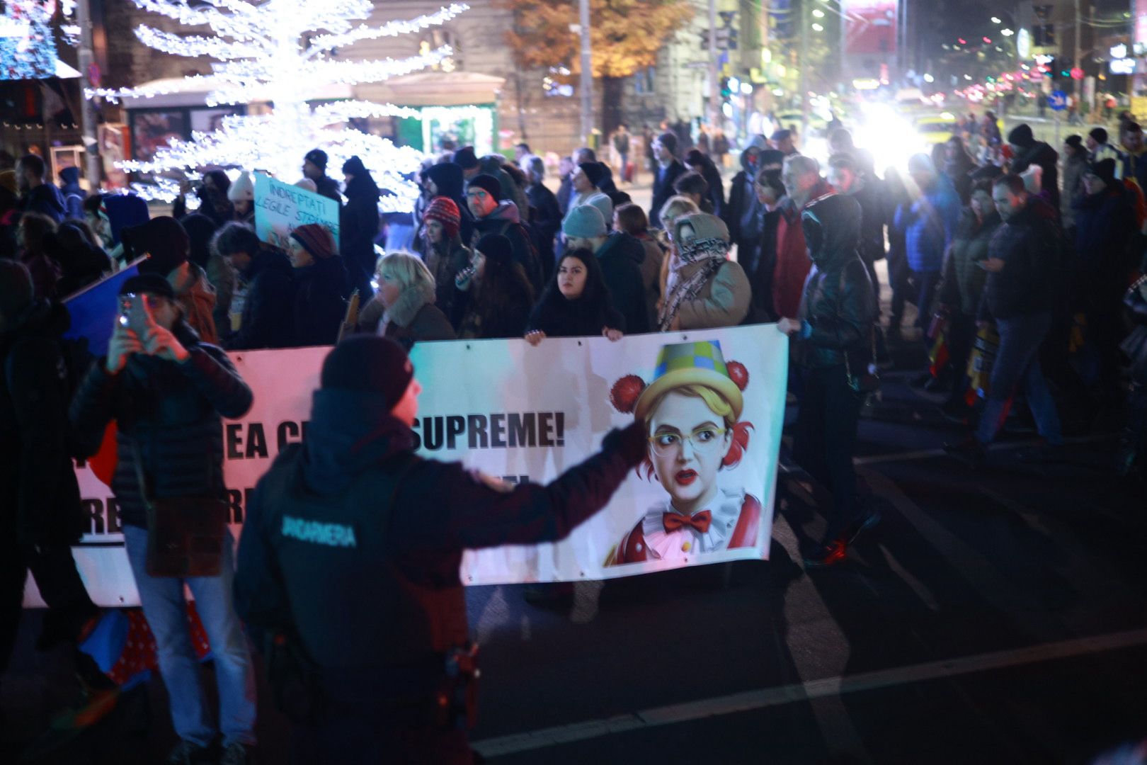 Marș pentru justiție în București: „Ați îngropat dosare / vă vrem la închisoare”/ Băsescu: MCV-ul ar putea fi reactivat