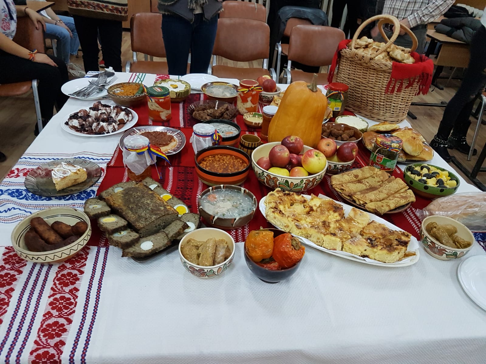 GALERIE FOTO/ Zeci de mii de elevi și cadre didactice din județul Vaslui au îmbrăcat costumele naționale. Mobilizarea a fost fără precedent în istoria județului