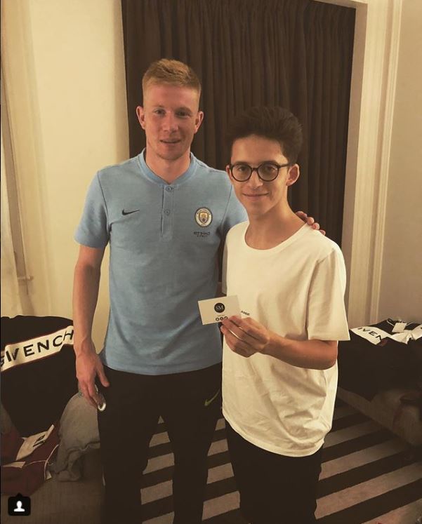 Un puști de 17 ani îi îmbracă pe unii dintre cei mai importanți fotbaliști ai lumii. Printre clienții lui se numără Mesut Ozil, Paul Pogba, Kevin de Bruyne sau Dele Alli