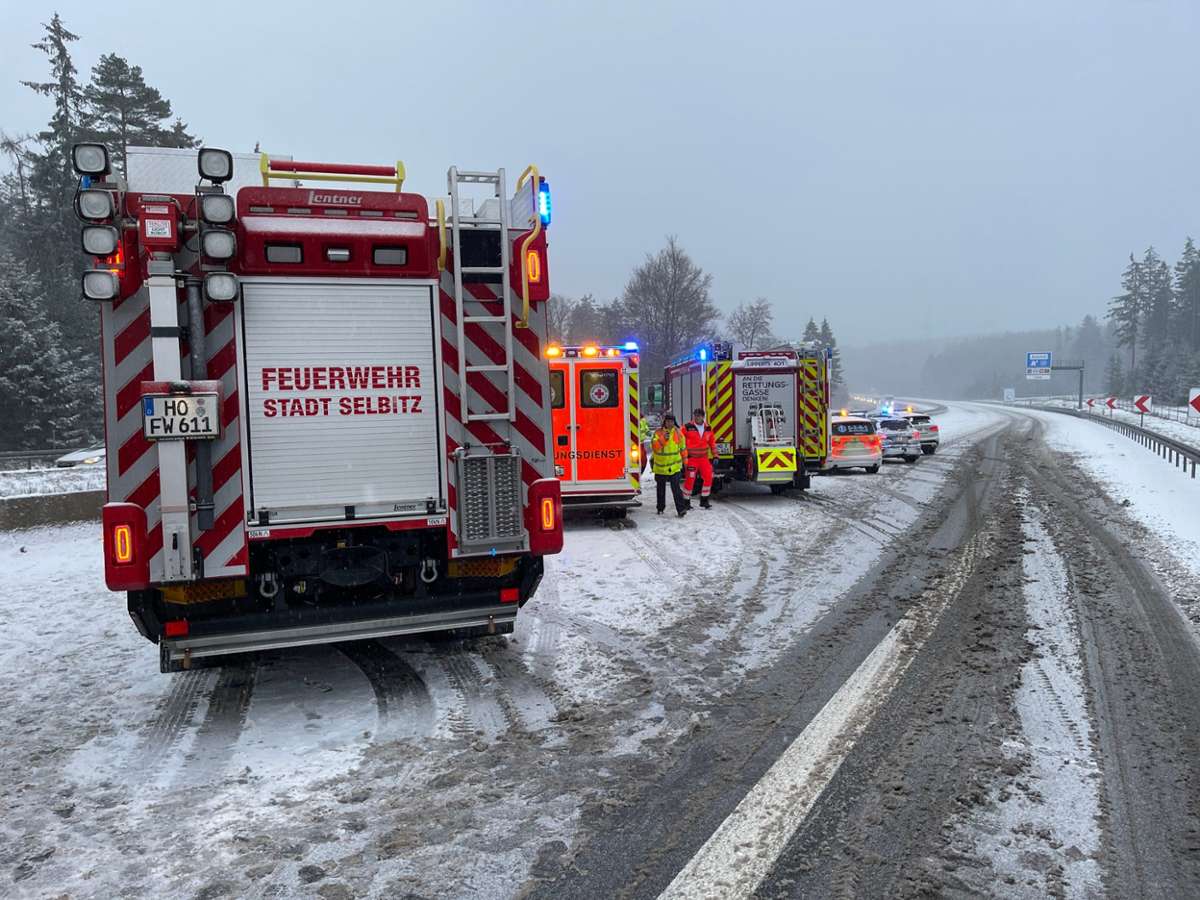 În prima zi cu zăpadă în Germania, un șofer român a răsturnat camionul pe autostradă și a blocat tot traficul