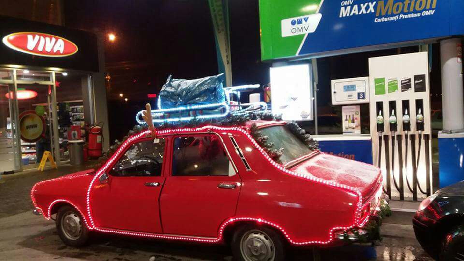 Dacia lui Moș Crăciun după care nu doar copiii întorc capul / GALERIE FOTO