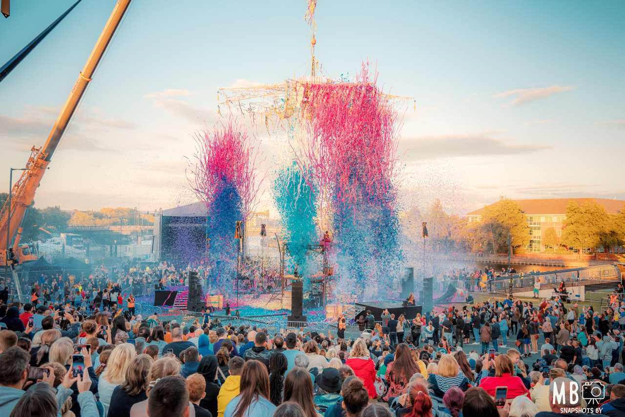 Recomandare de weekend: Festivalul de Teatru de Stradă din București. Râul Dâmbovița, scenă pentru „două spectacole nocturne pe apă”