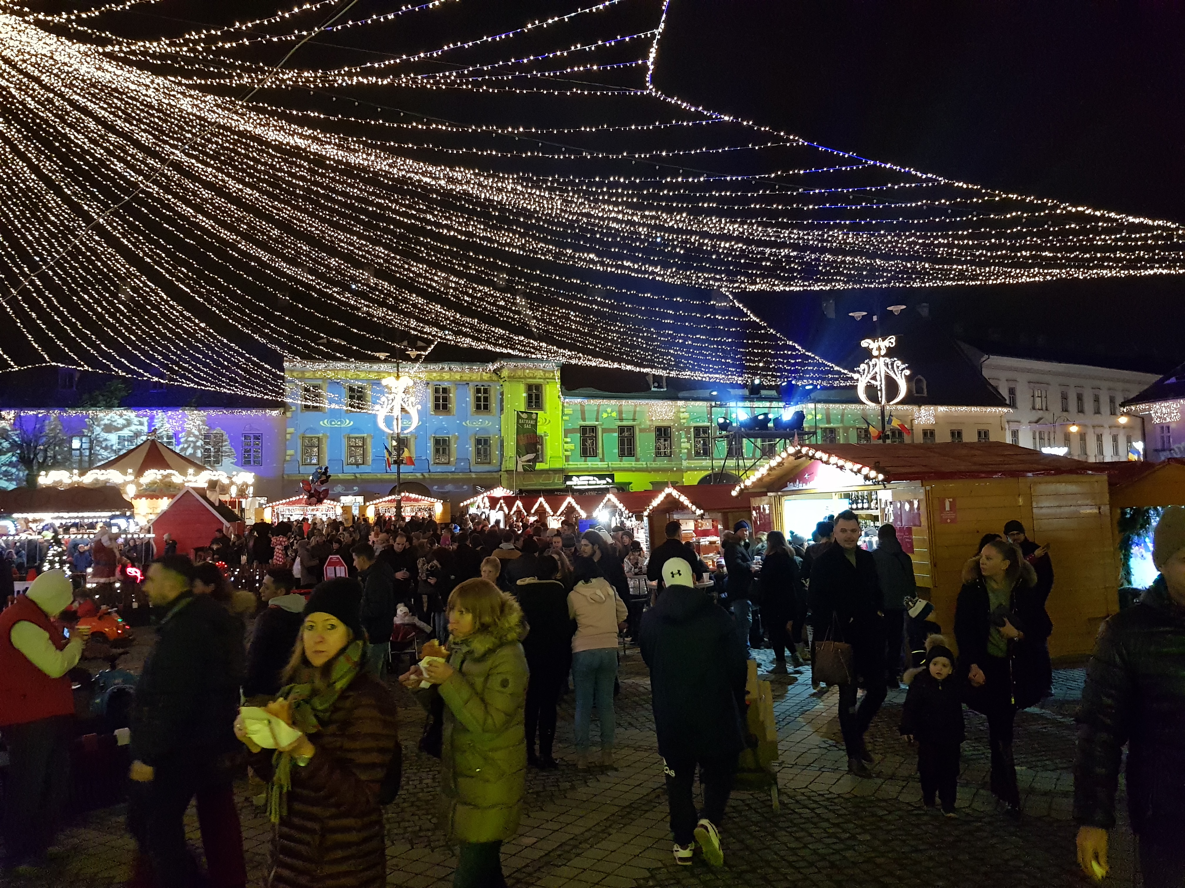 VIDEO&FOTO/ Mii de vizitatori la Târgul de Crăciun din Sibiu, la sfârșitul săptămânii trecute. O bucată din Viena, la prețuri de România