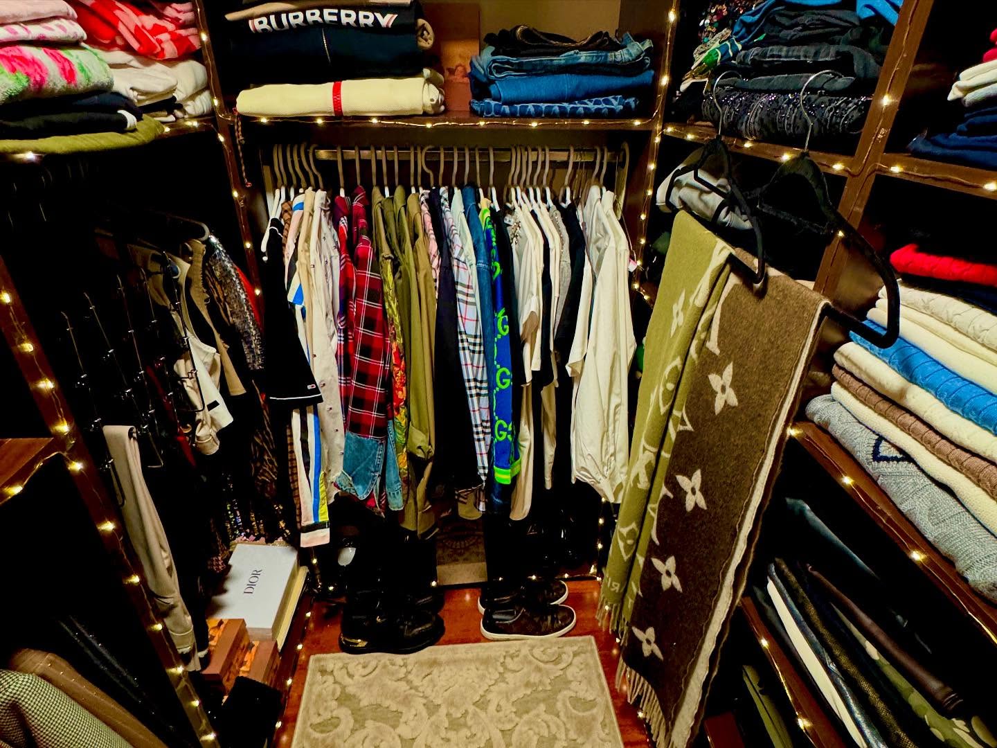 Imagini din casa în care locuiește Minodora. A decorat livingul în stil african: „Este încărcată cu pace și multă culoare”
