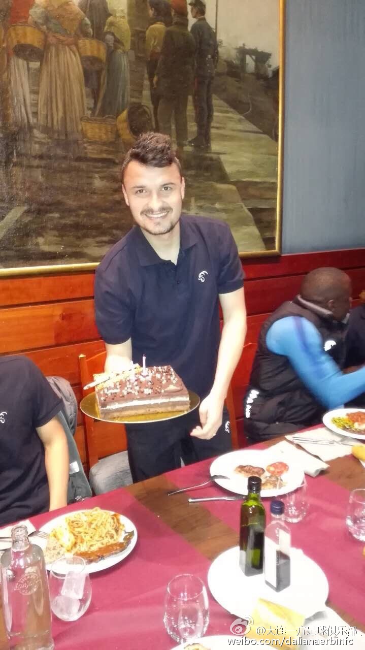 Budescu a fost sărbătorit cu tort de chinezii de la Dalian Yifang / GALERIE FOTO