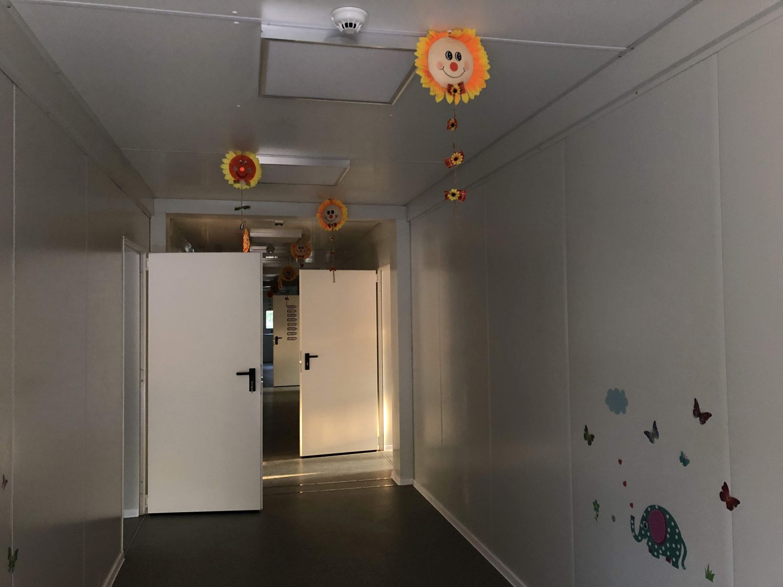 REPORTAJ/ Clopoțelul a sunat în containere la începerea noului an într-o școală din Timișoara. Primarul i-a îndemnat pe cei mici să devină ”oameni școlați” - FOTO