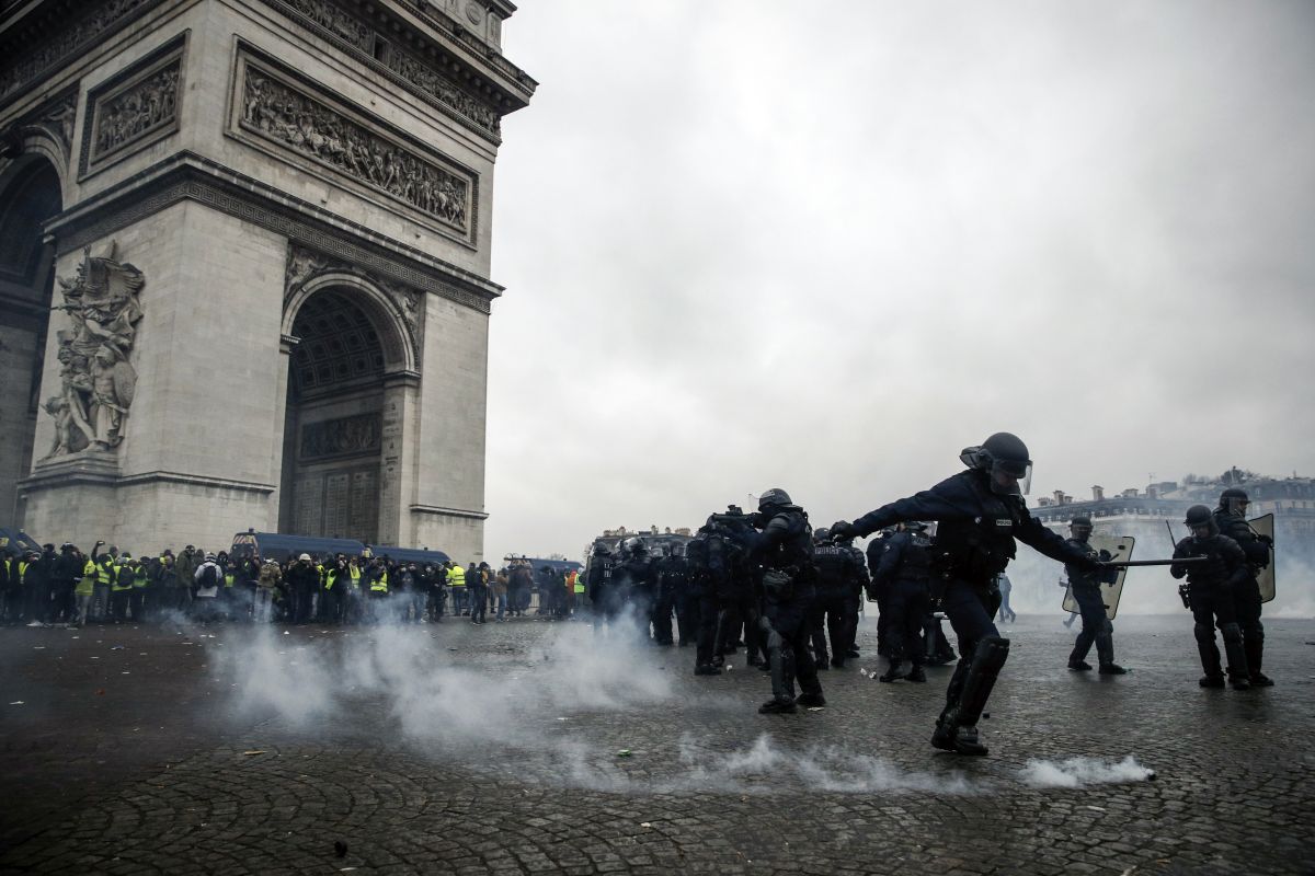 FOTO | Noi violențe la protestul vestelor galbene din Paris: tunuri cu apă, gaze lacrimogene și zeci de rețineri