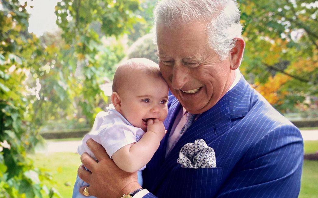 FOTO | Prințul Charles în ipostază de bunic. Fotografia alături de nepotul lui, Prințul Louis, a ajuns virală pe internet