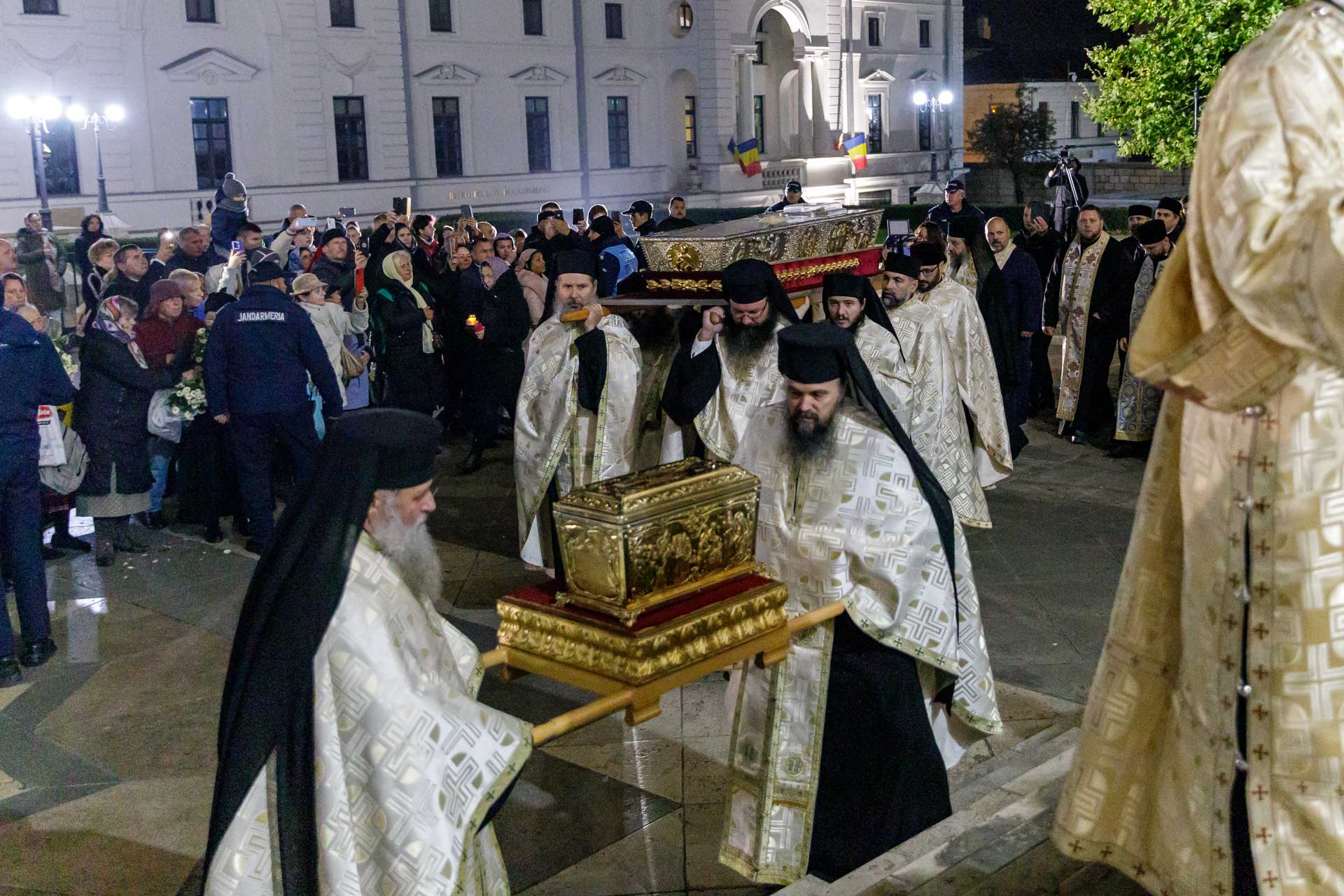 Mai mult de un sfert de milion de credincioşi au fost în pelerinaj la Sfânta Parascheva. Racla cu moaşte, readusă în Catedrală