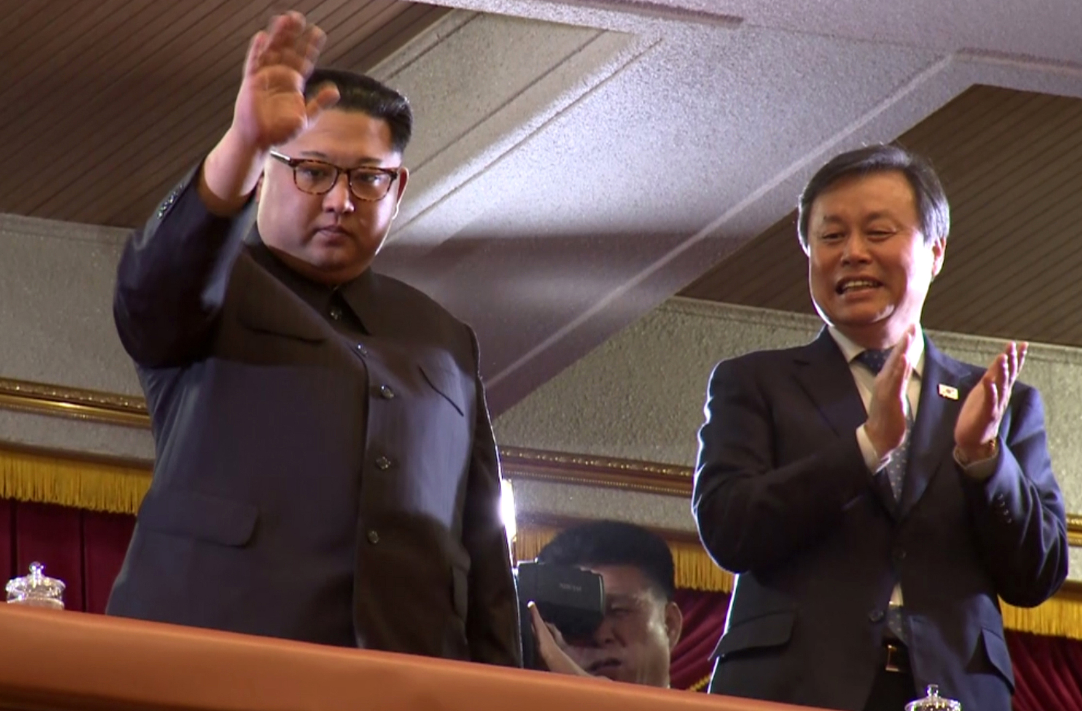 GALERIE FOTO | Kim Jong-un, ”emoționat profund” de concert sud-coreean de la Phenian