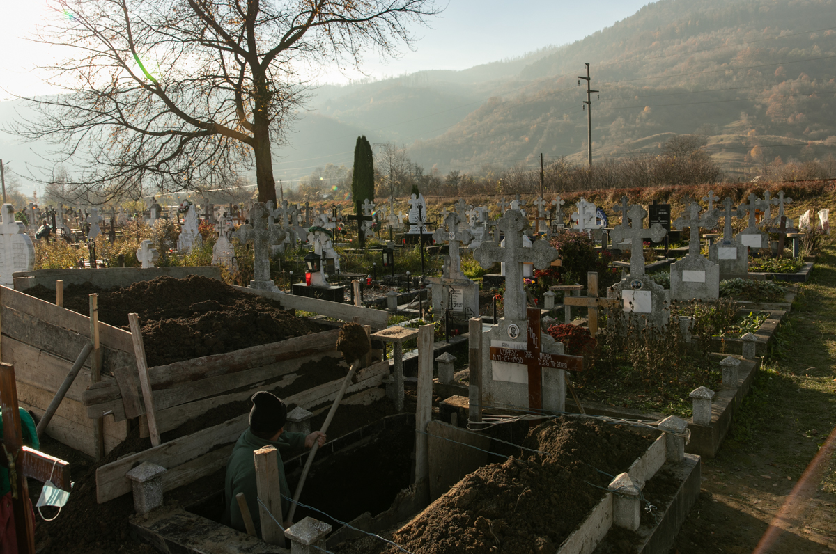 Una dintre victimele incendiului de la SJU Piatra Neamţ îşi pierduse, acum două săptămâni, soţul. Fiul femeii: „Mama se ruga să nu moară înaintea lui tata”