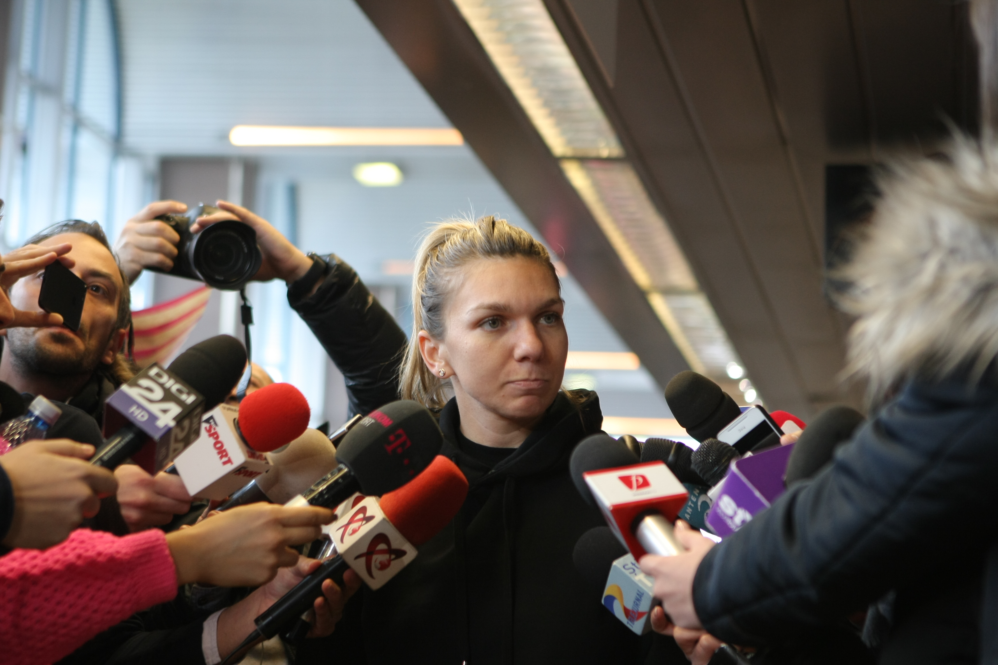 Simona Halep s-a întors acasă supărată și accidentată. A refuzat primirea la Salonul Oficial. Îmbulzeală la aeroport / GALERIE FOTO