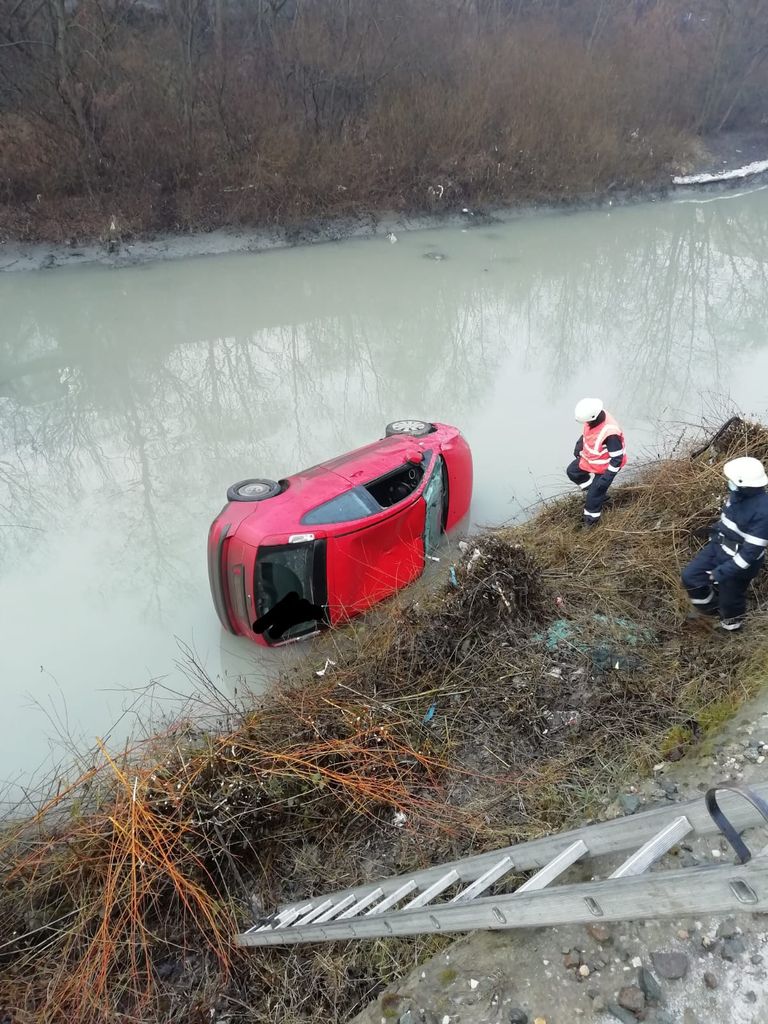 Primăria din Bistrița, amendată după ce o șoferiță  s-a răsturnat cu mașina în albia unui râu