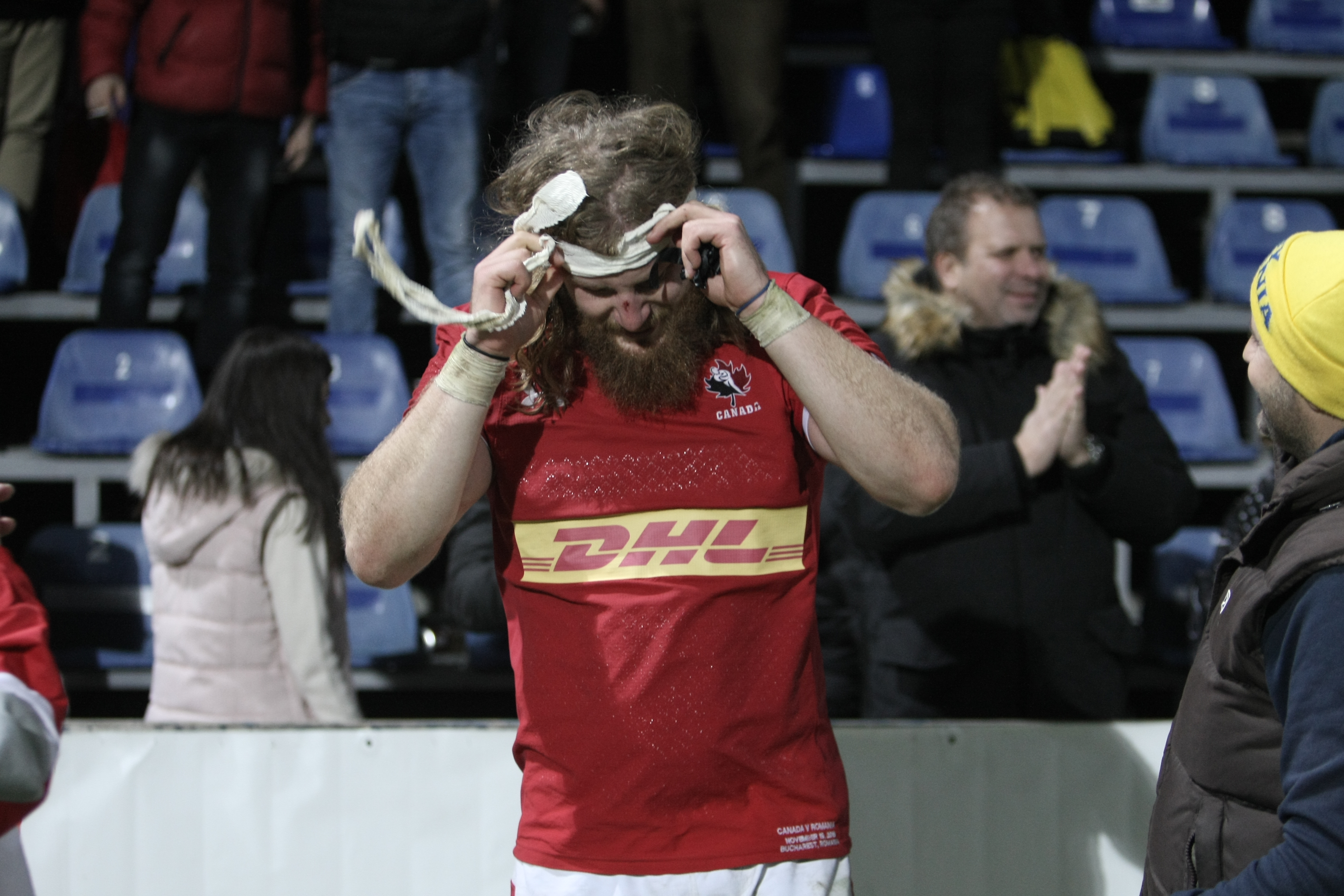 România a învins Canada la rugby. Fanii români au sărbătorit pe teren cu ”stejarii” și cu ”arțarii” | FOTO
