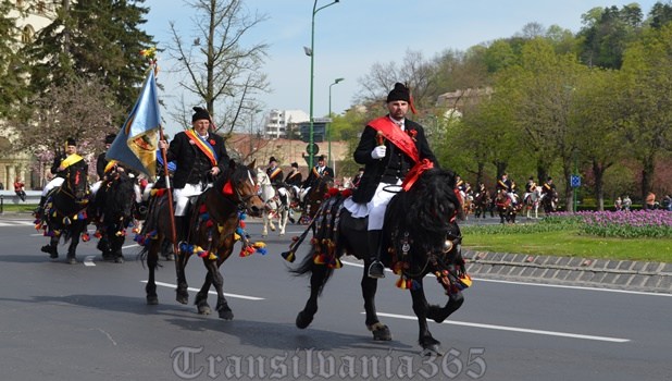 Junii Brașovului 2018. Peste 30.000 de oameni, la cea mai așteptată paradă din Duminica Tomii / FOTO&VIDEO